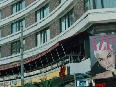 Гавра с националните светини: Рапъри се облекчават пред парламента, Камелия поруга знамето ни! (Още изцепки на „звездите“)