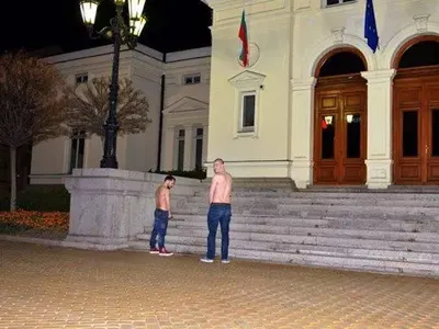 Гавра с националните светини: Рапъри се облекчават пред парламента, Камелия поруга знамето ни! (Още изцепки на „звездите“)