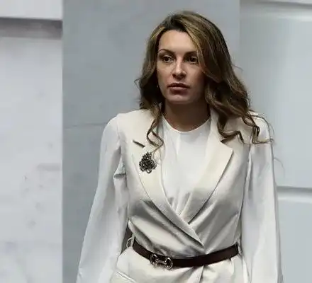 Горещи мацки превзеха парламента (СНИМКИ)