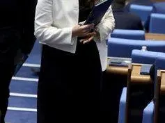 Горещи мацки превзеха парламента (СНИМКИ)