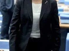 Горещи мацки превзеха парламента (СНИМКИ)