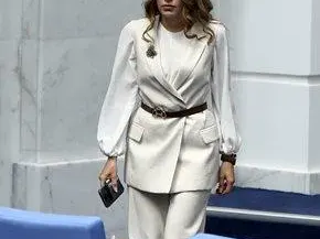 Горещи мацки превзеха парламента (СНИМКИ)