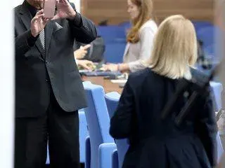 Горещи мацки превзеха парламента (СНИМКИ)