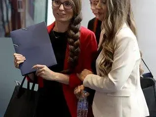 Горещи мацки превзеха парламента (СНИМКИ)