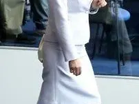 Горещи мацки превзеха парламента (СНИМКИ)