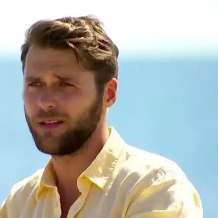 ИЗДИРВА СЕ! Алек Младенов изчезна! Дължи маса пари на продукцията