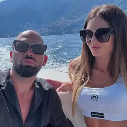 Жената на Месечков си показа срамотиите на плажа (СНИМКИ)