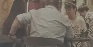 Жени Калканджиева пие, без да се напива (Папарашки снимки)