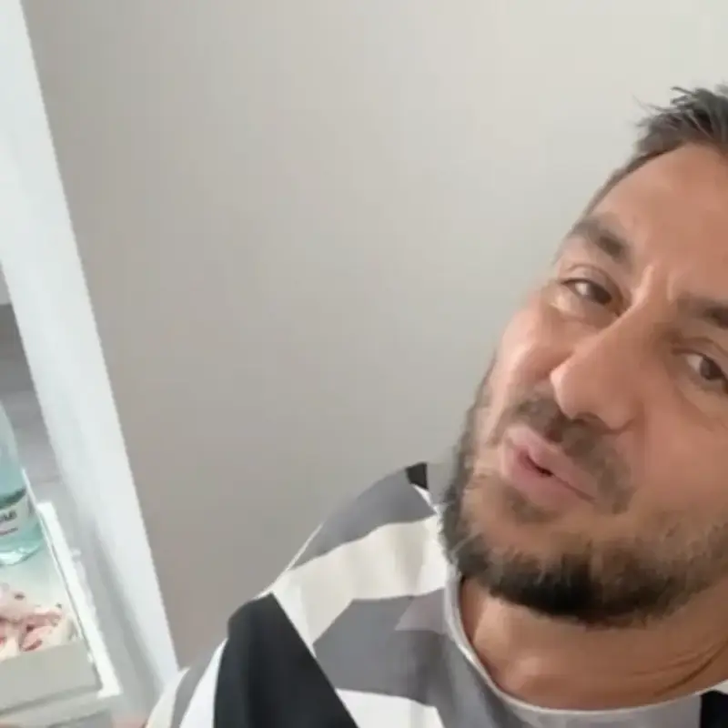 Константин го закъса със здравето, изгуби и гласа си