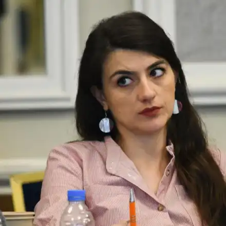 Лена Бориславова заряза дъщеря си, ще се връща в парламента