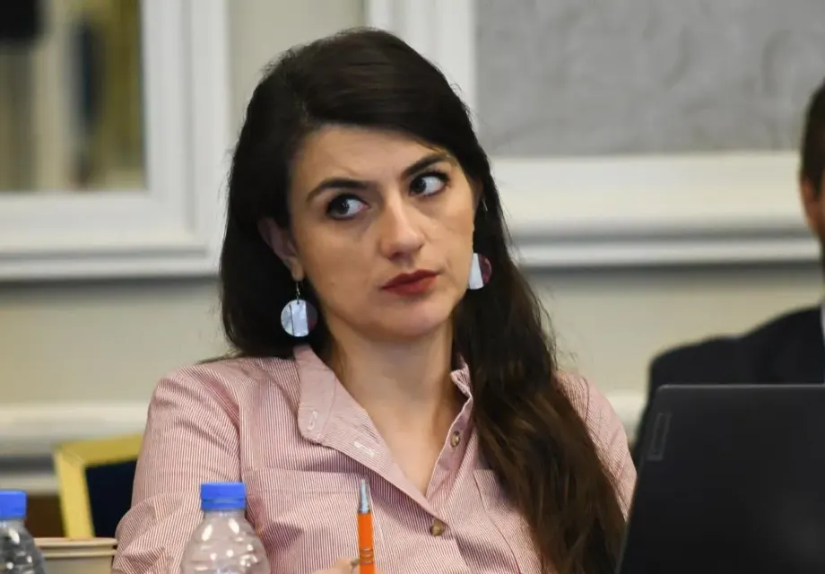 Лена Бориславова заряза дъщеря си, ще се връща в парламента
