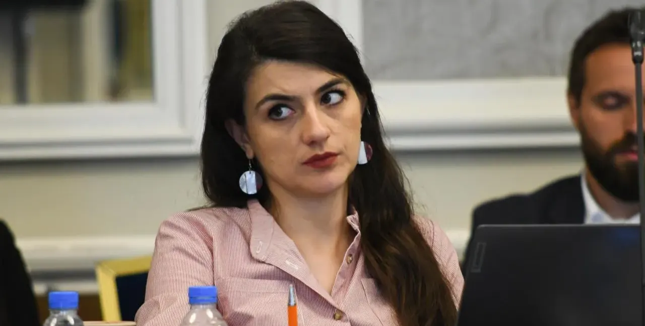 Лена Бориславова заряза дъщеря си, ще се връща в парламента