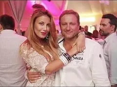 Млада блондинка развежда Венета Харизанова