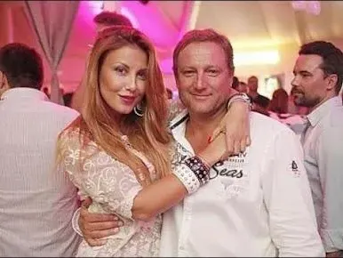 Млада блондинка развежда Венета Харизанова