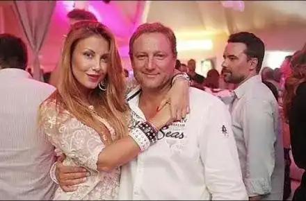 Млада блондинка развежда Венета Харизанова