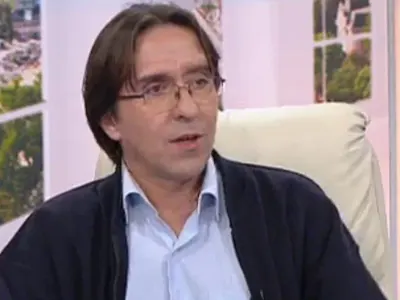 Мутренска идилия: Мамини синчета размахват пищови (Снимки)