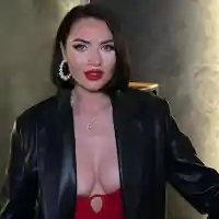 Мъж на ергенка постоянно глези стъпалата й