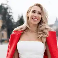 Надежда от “Ергенът” с нож и шест червила в чантата си