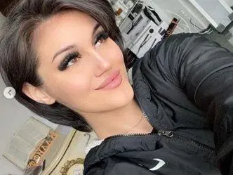 Нарязаната Дебора махна перуката, с която скриваше отрязаната си коса (СНИМКИ)