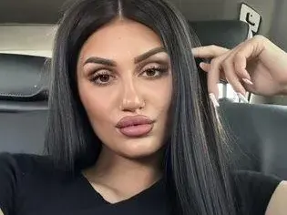 Нарязаната Дебора махна перуката, с която скриваше отрязаната си коса (СНИМКИ)