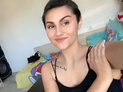 Нарязаната Дебора махна перуката, с която скриваше отрязаната си коса (СНИМКИ)