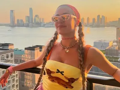 Нова мода: Мила Роберт яхна дънкова пола