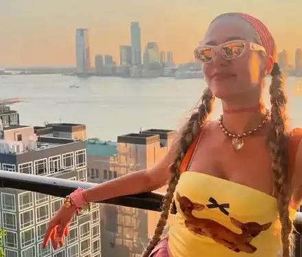 Нова мода: Мила Роберт яхна дънкова пола