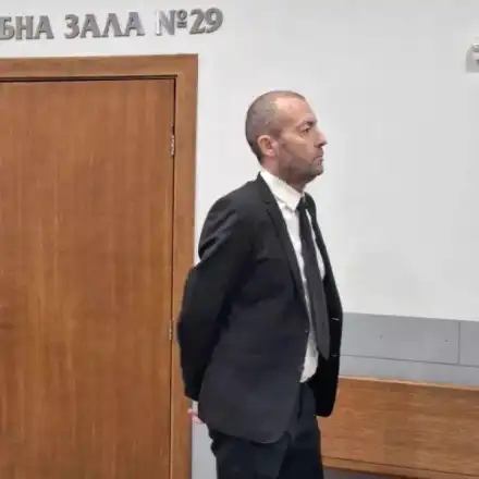 Няма да му вземат колата! Пияният Нойзи до последно разиграва съдебната охрана