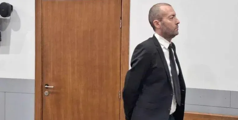 Няма да му вземат колата! Пияният Нойзи до последно разиграва съдебната охрана