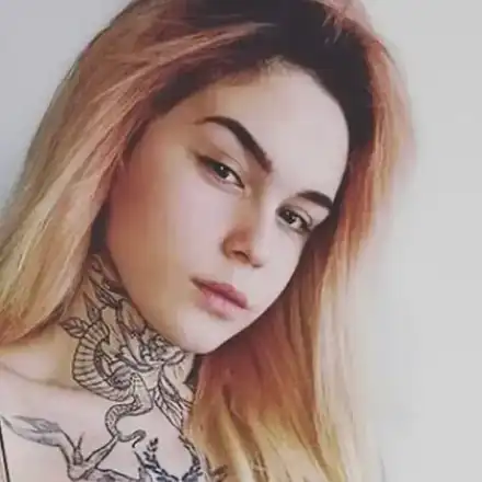 Порнозвезда от "Сървайвър" троши брутално колата на гаджето