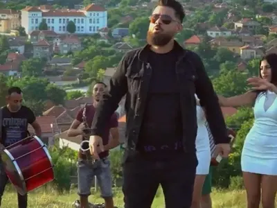 Простотия без граници: „Кравата Лола“ и още от ГНУСНИТЕ ГАВРИ на чалгата