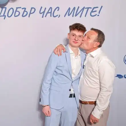 Рачков танцува с майка си на абитуриентския бал на сина си (Снимки)