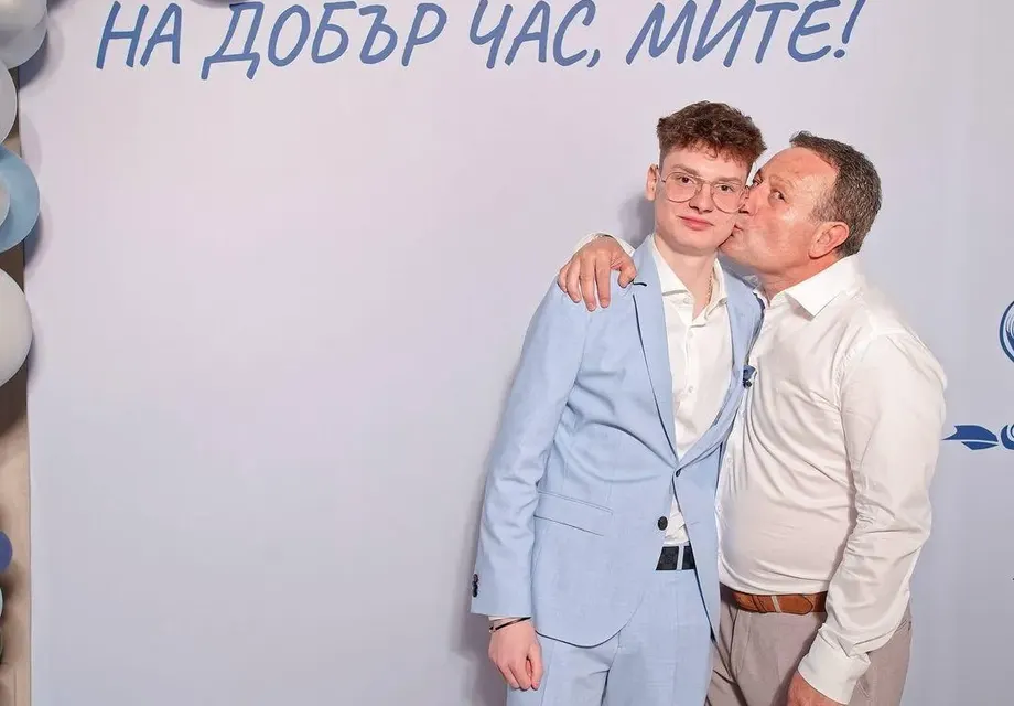 Рачков танцува с майка си на абитуриентския бал на сина си (Снимки)