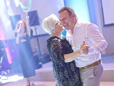 Рачков танцува с майка си на абитуриентския бал на сина си (Снимки)