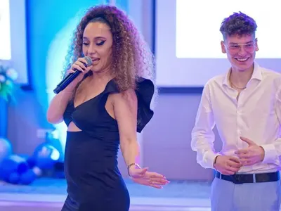 Рачков танцува с майка си на абитуриентския бал на сина си (Снимки)