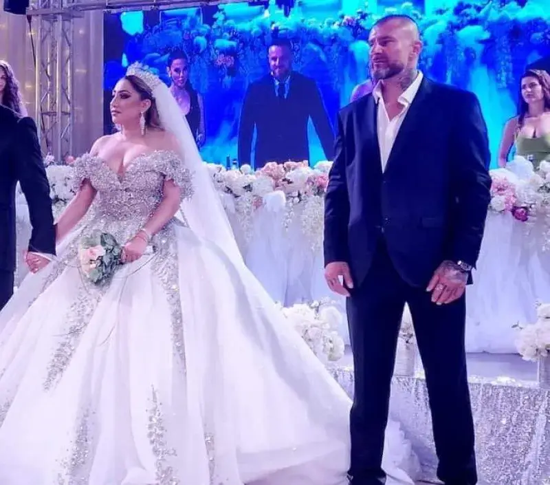 Роксана вдигна трета сватба с лихвар, роклята й тежи над 30 кг.