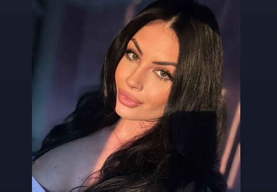 СЕЛФИ ФАЛ! Миска си отряза брадичката с фотошоп