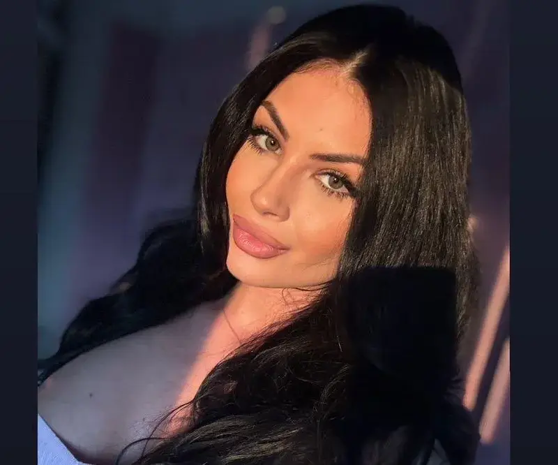 СЕЛФИ ФАЛ! Миска си отряза брадичката с фотошоп