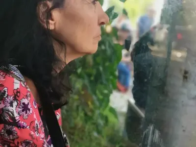 Шефът на Националната опера Пламен Карталов хапва евтина пица, а щедрата СОФРА за ЧРД плаща с пари на театъра? (Папарашки снимки)