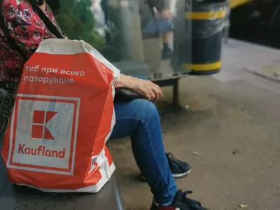 Шефът на Националната опера Пламен Карталов хапва евтина пица, а щедрата СОФРА за ЧРД плаща с пари на театъра? (Папарашки снимки)