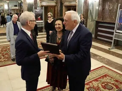 Шефът на Националната опера Пламен Карталов хапва евтина пица, а щедрата СОФРА за ЧРД плаща с пари на театъра? (Папарашки снимки)