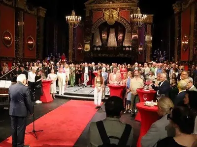 Шефът на Националната опера Пламен Карталов хапва евтина пица, а щедрата СОФРА за ЧРД плаща с пари на театъра? (Папарашки снимки)