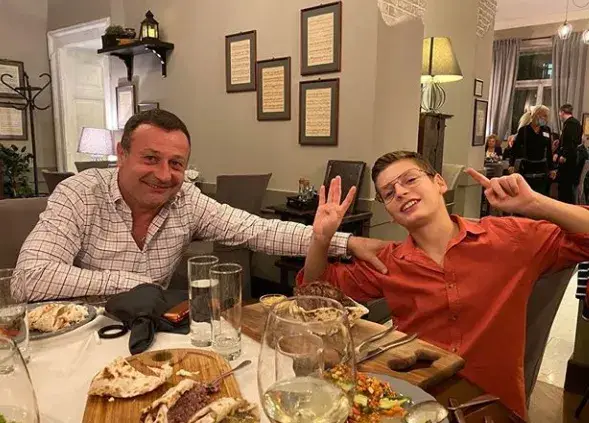 Стоичков и Евтим Милошев на абитуриентския бал на сина на Рачков