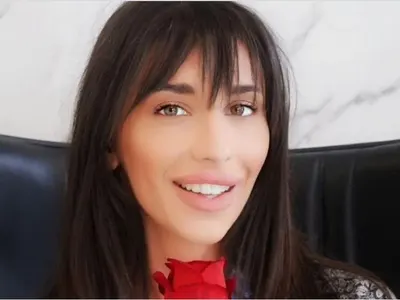 ТОВА ТЯ ЛИ Е? Виктория от „Ергенът“ си оправи зъбите (СНИМКИ Преди и след)