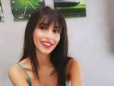 ТОВА ТЯ ЛИ Е? Виктория от „Ергенът“ си оправи зъбите (СНИМКИ Преди и след)