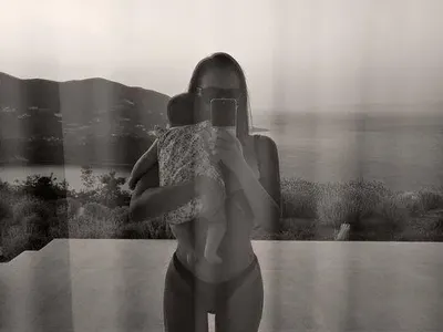 В ГЪРЦИЯ: Ники Михайлов празнува ЧРД със семейството (СНИМКИ)