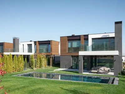 Валери Божинов превърна палата на Алисия в разграден двор! (СНИМКИ)