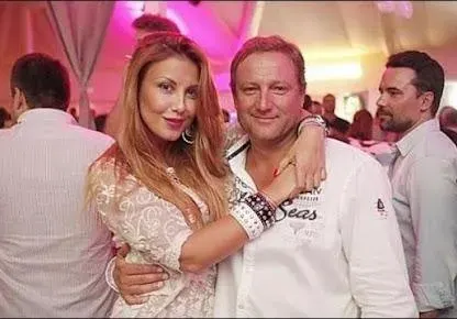 Млада блондинка развежда Венета Харизанова