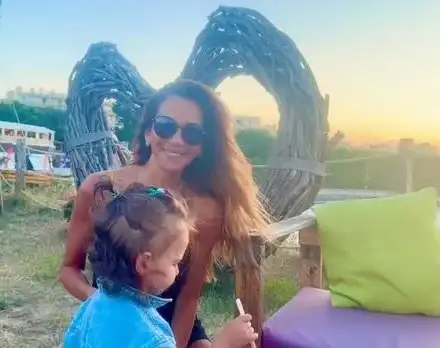 2-годишната щерка на Ивайла Бакалова с рокля за 1000 лева (Снимки)