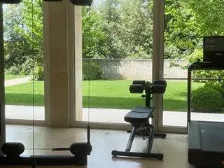 Алисия тъне в лукс! Певицата показа СНИМКИ от баровския си палат за 1 млн.